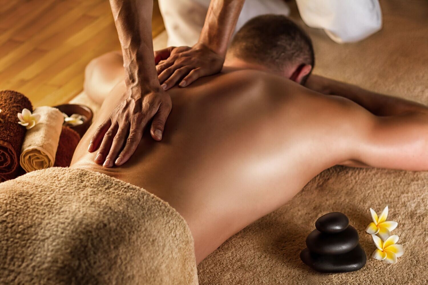 Pression ciblée sur le dos et les épaules pendant un massage pour homme