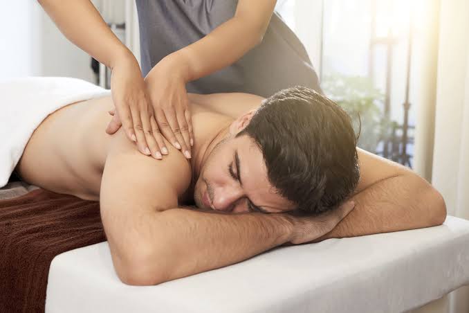 Séance de massage personnalisée pour un homme à Guéliz
