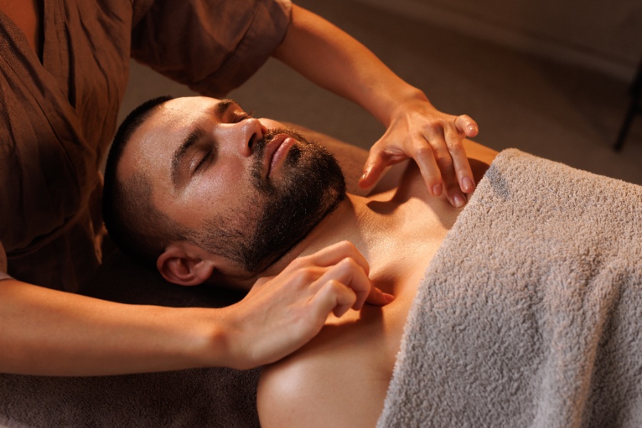 Massage du dos pour homme dans un centre de bien-être à Marrakech